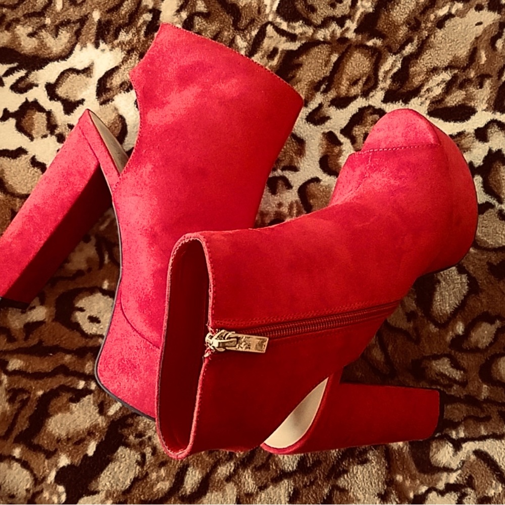 SALE‼️ Peep Toe Platforms